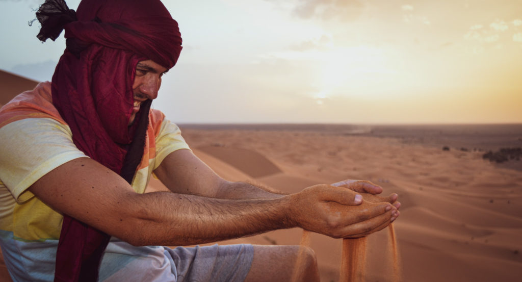 Disfrutando del atardecer en el desierto del Sahara, Marruecos