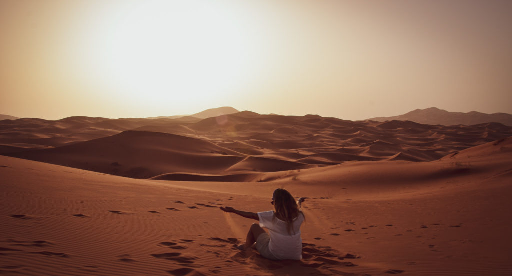 Contemplando el amanecer en el desierto del Sahara, Marruecos